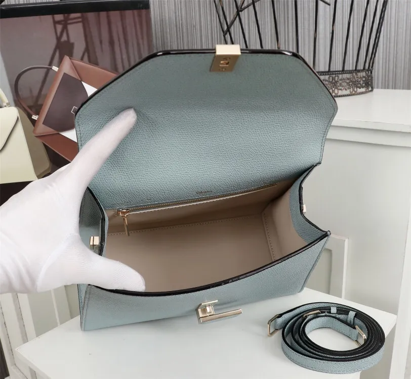 In stock👉Original medium size light blue👉Valextra Valextra Iside, known as Italian Hermès, is one of the most representative designs of Valextra. There is no obvious logo, but the simple collective line design is very recognizable, full of architectural art, and shows a capable and intellectual style. It is made of imported palm-print lining cowhide, with up to five stitches of handwork, and the shiny oil edges test the skill of the craftsman. Medium size: 26cm【6627#】